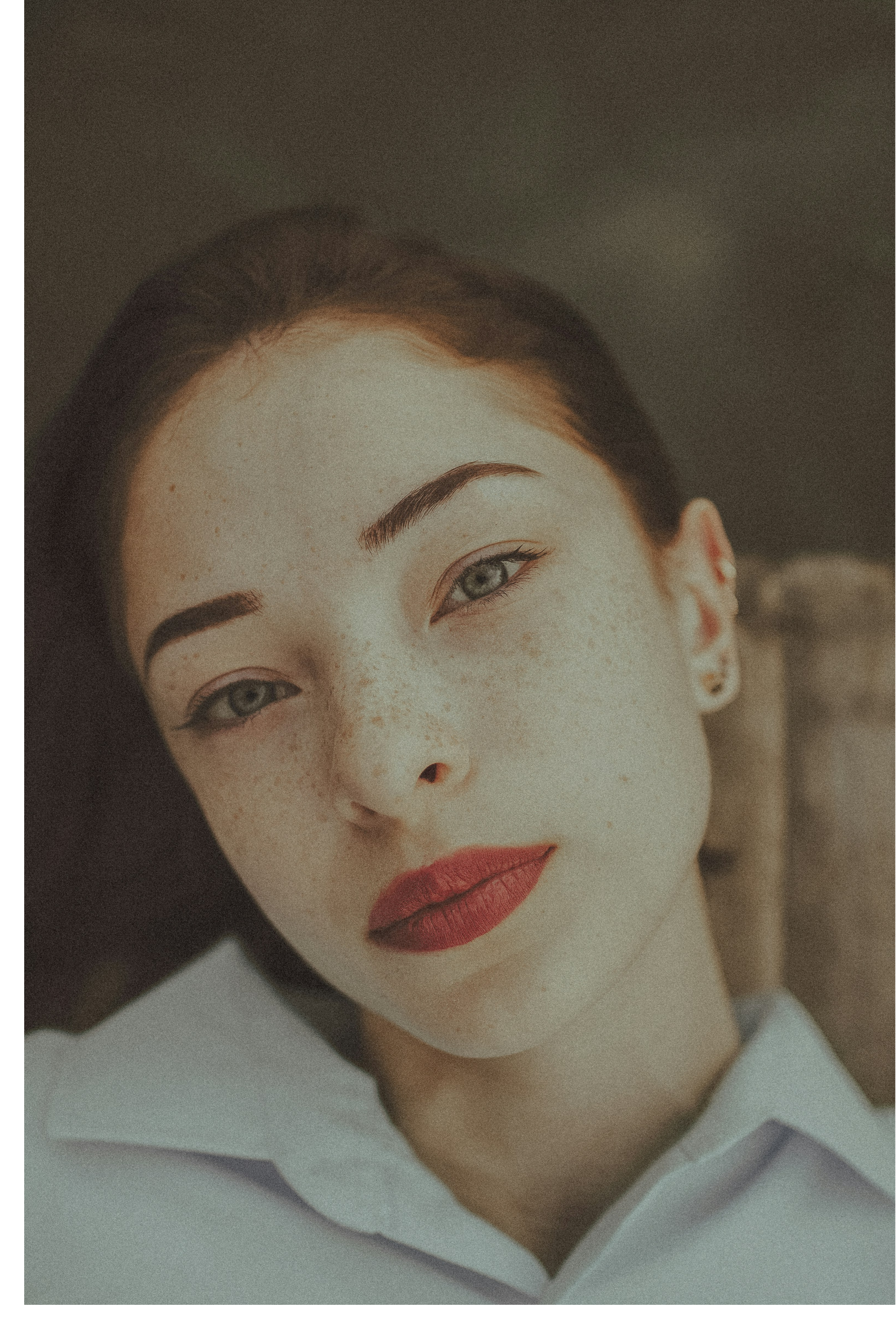 map[class:max-w-full object-cover object-center src:images/girl.png]